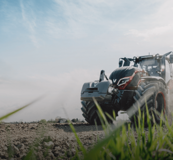Valtra ir pirktākais traktors Latvijā 2025.gadā