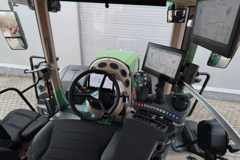 Fendt 832 Vario Gen5 ProfiPlus