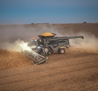 Jaunums Latvijā. Fendt Ideal kombains ar MacDon hederi.
